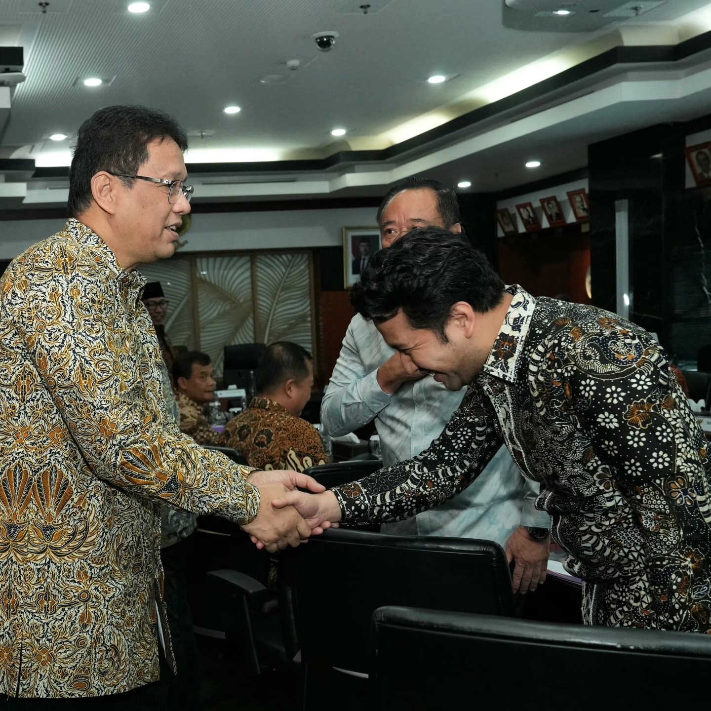Wagub Jawa Timur Emil Elestianto Dardak bersalaman dengan Menteri Keuangan Purbaya Yudhi Sadewa. (IST)