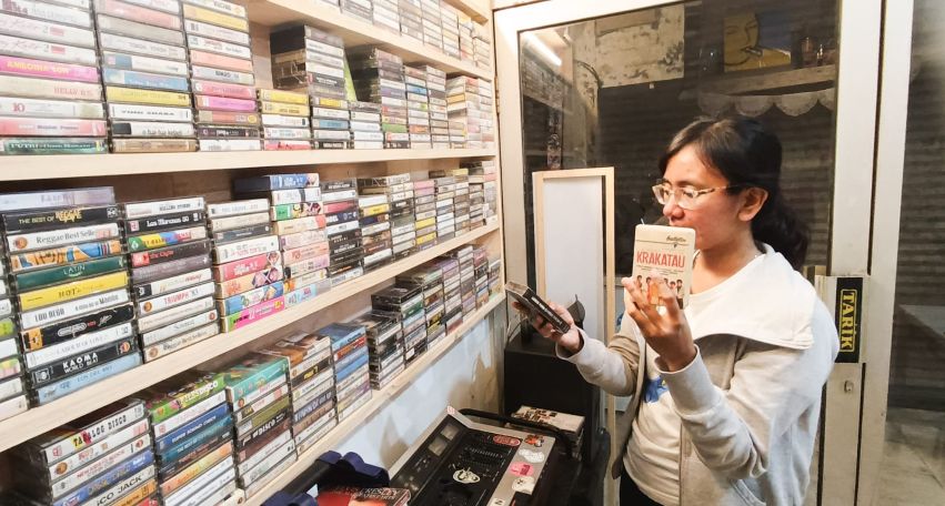KASET KLASIK: Pengunjung mencari barang buruannya di antara tumpukan pita kaset, yang merupakan koleksi dari Kedai Bagejo, Tunjungan, Surabaya, Rabu (8/10).