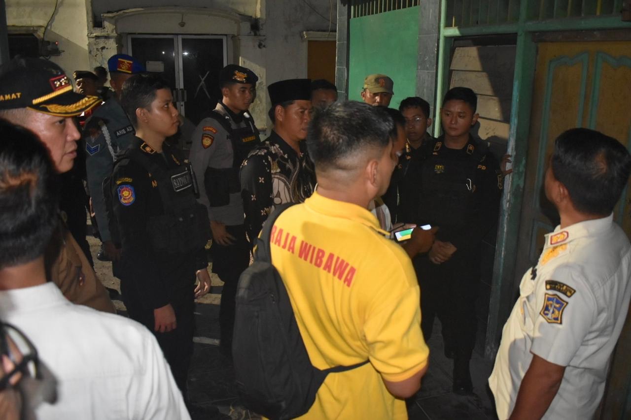 Petugas gabungan razia salah satu wisma di Moroseneng Surabaya. (IST)
