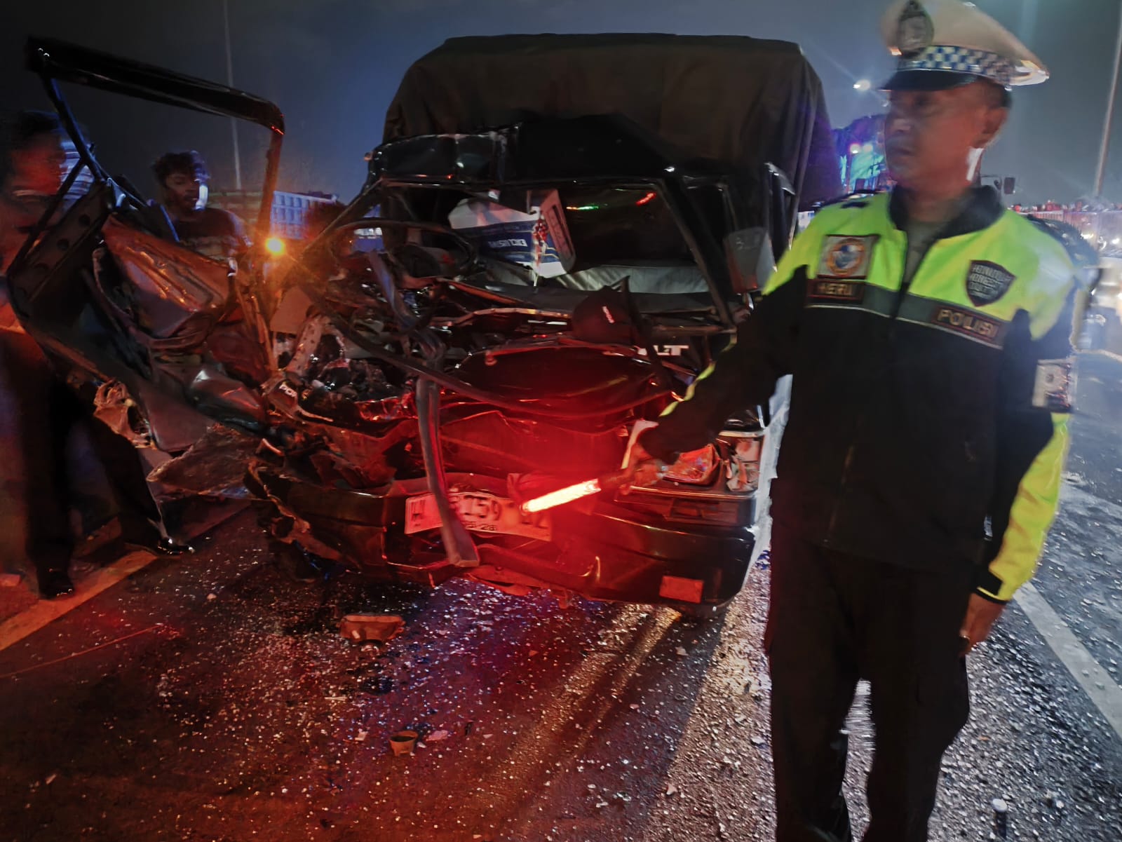 RINGSEK: Kondisi mobil pikap usai menabrak dump truk di Jembatan Suramadu sisi Surabaya arah Madura.(IST/RADAR SURABAYA)