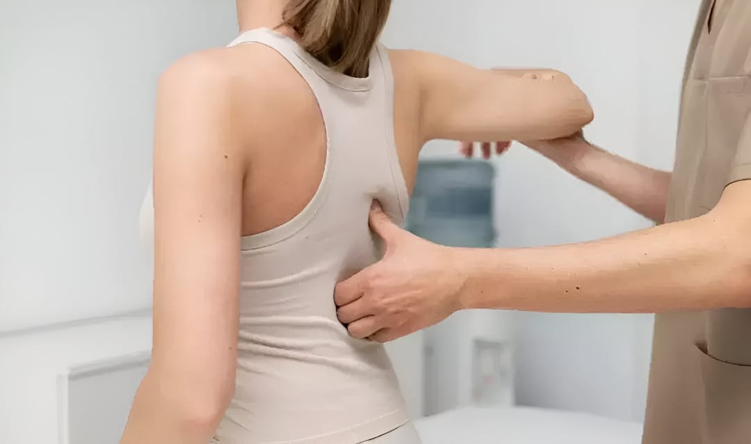 Kebiasaan buruk gen z berpotensi mengakibatkan skoliosis.