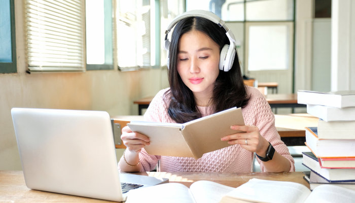 Musik bisa jadi terapi alami untuk redakan kecemasan. Temukan ketenangan lewat melodi yang menenangkan.