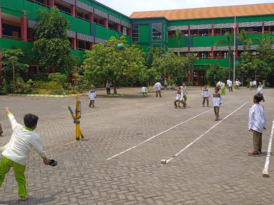 Murid-murid SD Khadijah 3 Surabaya sedang bermain di halaman sekolah. (RAHMAT SUDRAJAT/RADAR SURABAYA)