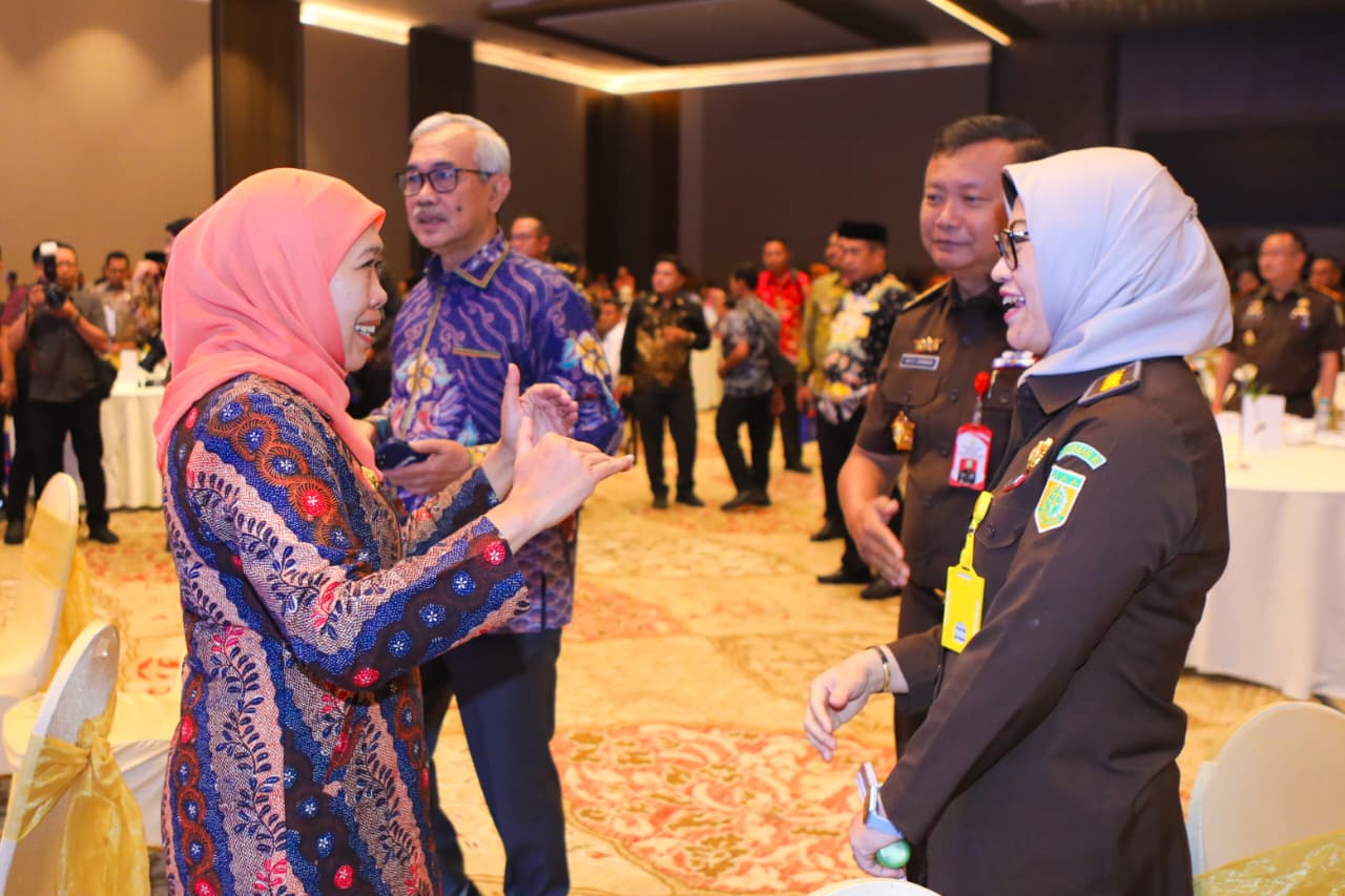 KOLABORASI: Gubernur Jawa Timur Khofifah Indar Parawansa bersama Kejati Jatim Kuntadi meminta penyelesaian perkara RJ tidak hanya berhenti pada penuntutan semata.(HUMAS/ RADAR SURABAYA)