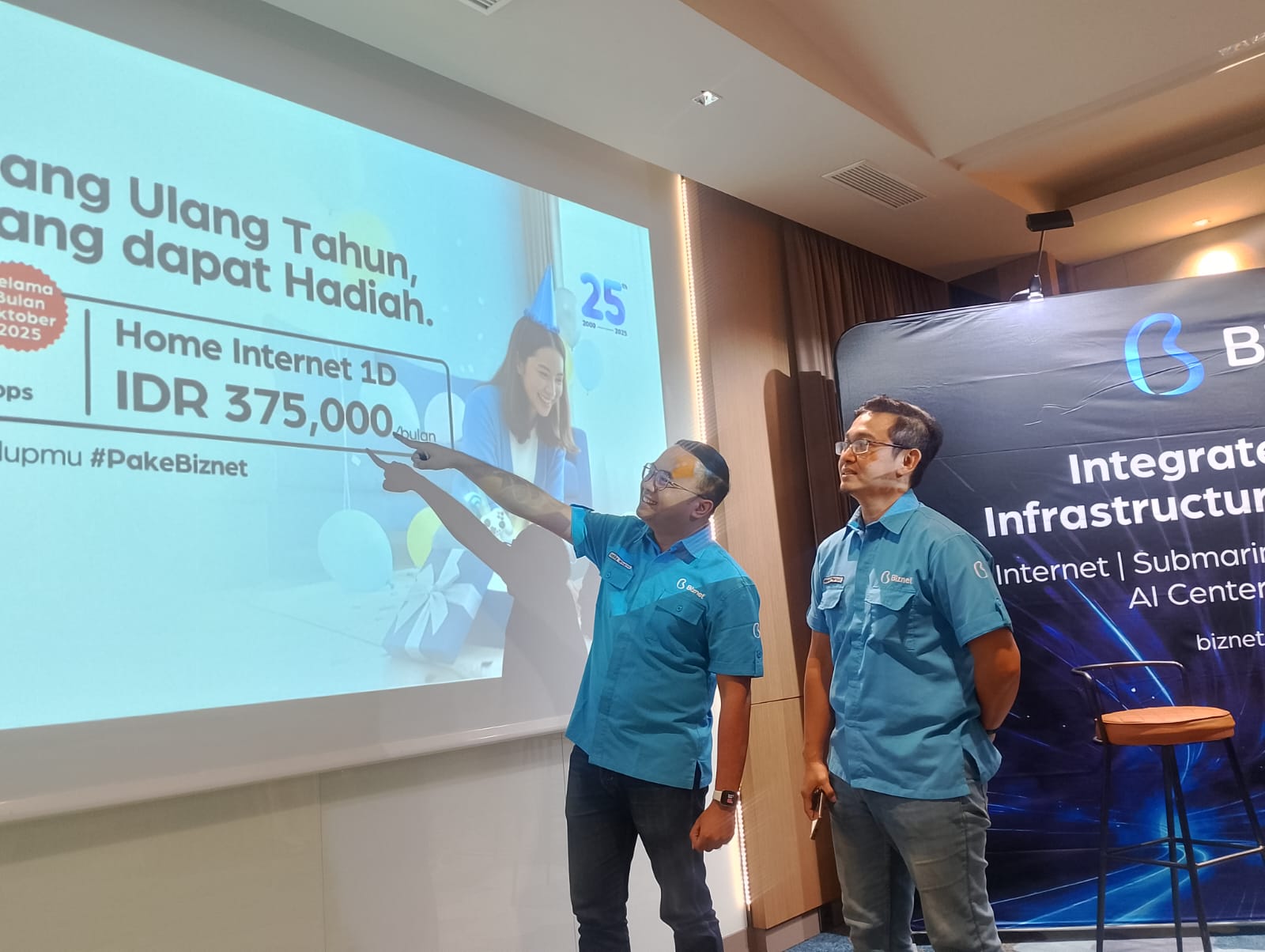 KOMITMEN: Ass Senior Manager East 2, Andhika Winarno (kiri) bersama Regional Manager 09, Muhamad Adil Perkasa (kanan) menjelaskan promo spesial HUT ke-25 yang menawarkan beragam hadiah.