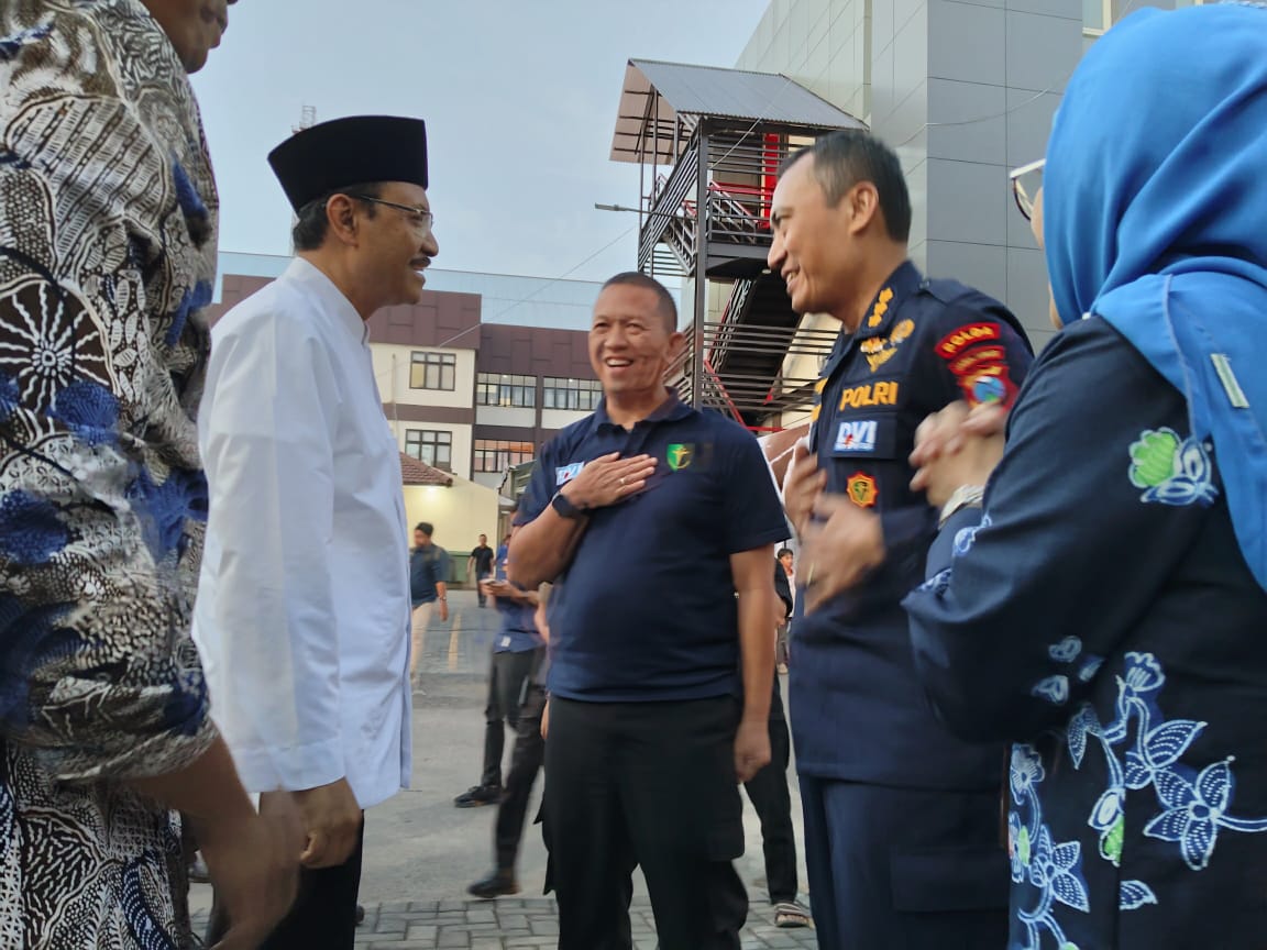 KUNJUNGAN: Menteri Sosial RI Gus Ipul (baju koko putih) mengunjungi RS Bhayangkara Surabaya H. S Samsoeri Mertojoso. Ia meminta keluarga korban bersabar. (ABDULLAH MUNIR/RADAR SURABAYA)