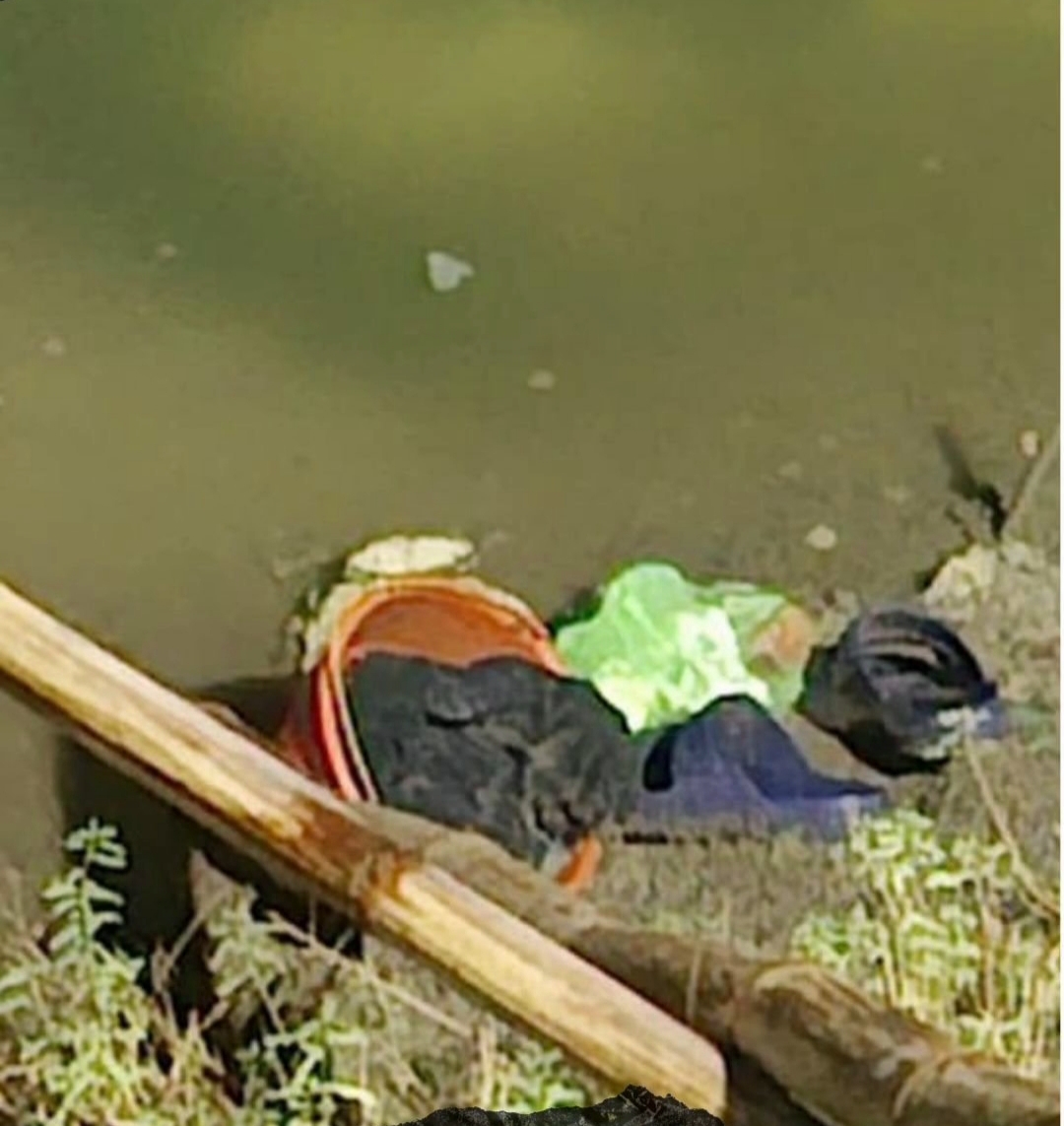 BARANG BUKTI: Pemuda Asal Blora ditemukan meninggal usai tenggelam di waduk perumahan Sememi, Benowo, Surabaya. Beberapa barang milik korban di lokasi kejadian. (IST/RADAR SURABAYA)