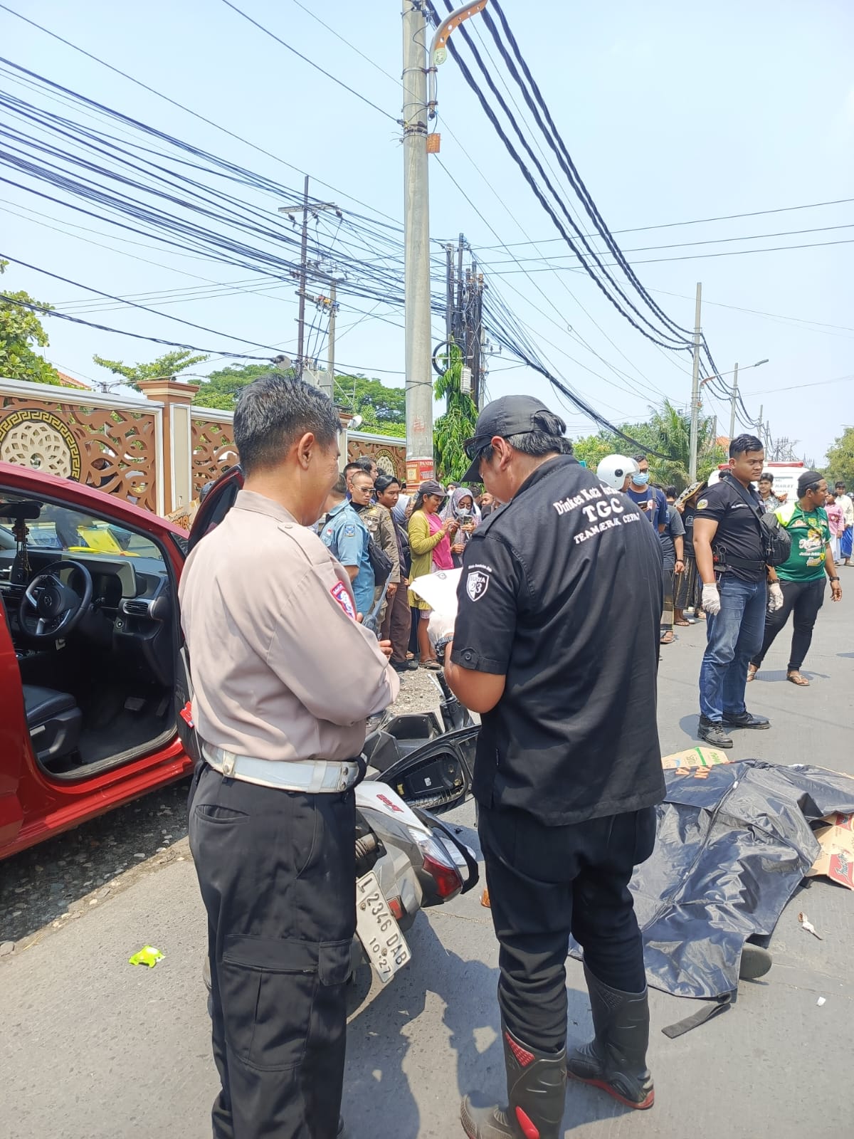 OLAH TKP: Kecelakaan di Jalan Kandangan, Surabaya. Korban pengendara motor menabrak pintu mobil hingga jatuh dan terlindas truk. (IST/RADAR SURABAYA)