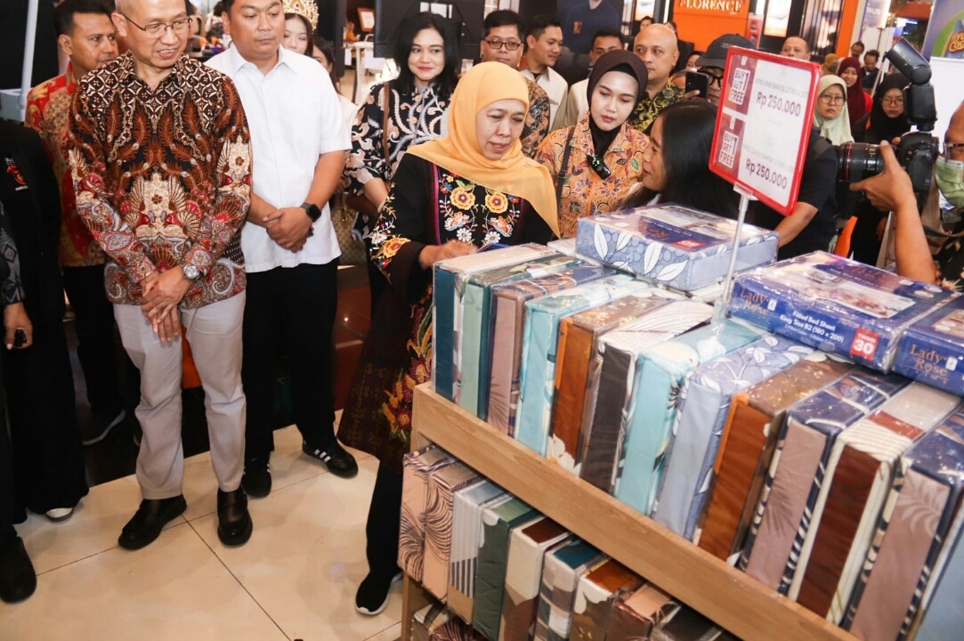 Gubernur Jatim, Khofifah Indar Parawansa meninjau salah satu tenan Pekan Raya Jatim (PRJ) di Convex Grand City Surabaya. (ANDY SATRIA/RADAR SURABAYA)