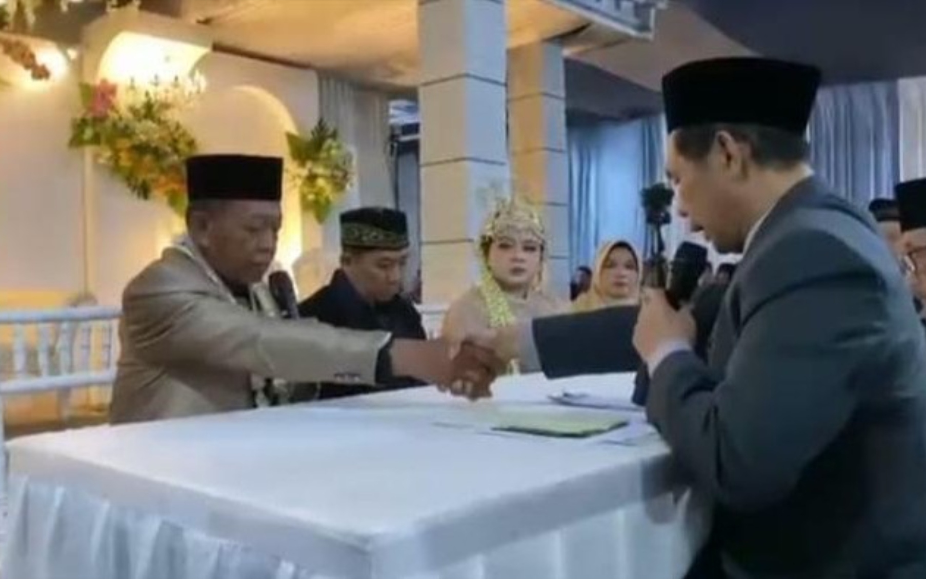 Tangkapan layar video saat ijab kabul pernikahan Tarman dan Shela Arika dengan mahar Rp 3 miliar di Desa Jeruk, Kecamatan Bandar, Pacitan.