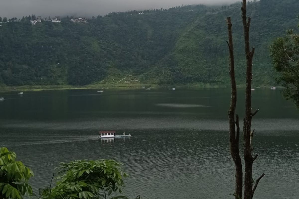 Telaga menjer Terbentuk Dari Letusan Gunung Pakuwaja.