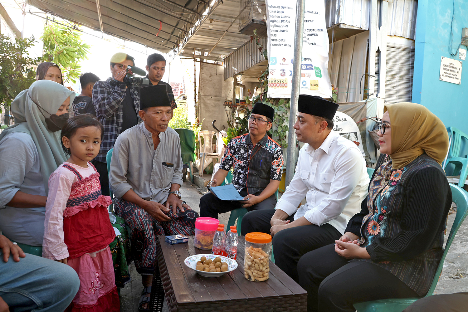 Wali Kota Surabaya Eri Cahyadi saat takziah ke rumah korban ambruknya musala Ponpes Al Khoziny Sidoarjo.