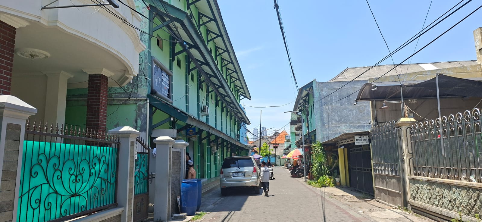 KAMPUNG SANTRI: Sejumlah santri Pondok Pesantren (Ponpes) At Tauhid beraktivitas di depan asrama pondok di Jalan Jagir Sidoresmo II, Surabaya, Sabtu (11/10). (M MAHRUS/RADAR SURABAYA)