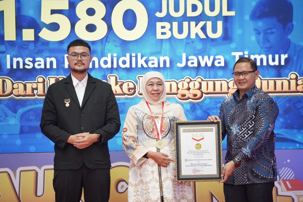 Gubernur Jawa Timur Khofifah Indar Parawansa (tengah) dan Kepala Dinas Pendidikan Jawa Timur Aries Agung Paewai (kanan) saat menerima penghargaan dari MURI atas Peluncuran Buku Terbanyak Karya Siswa,