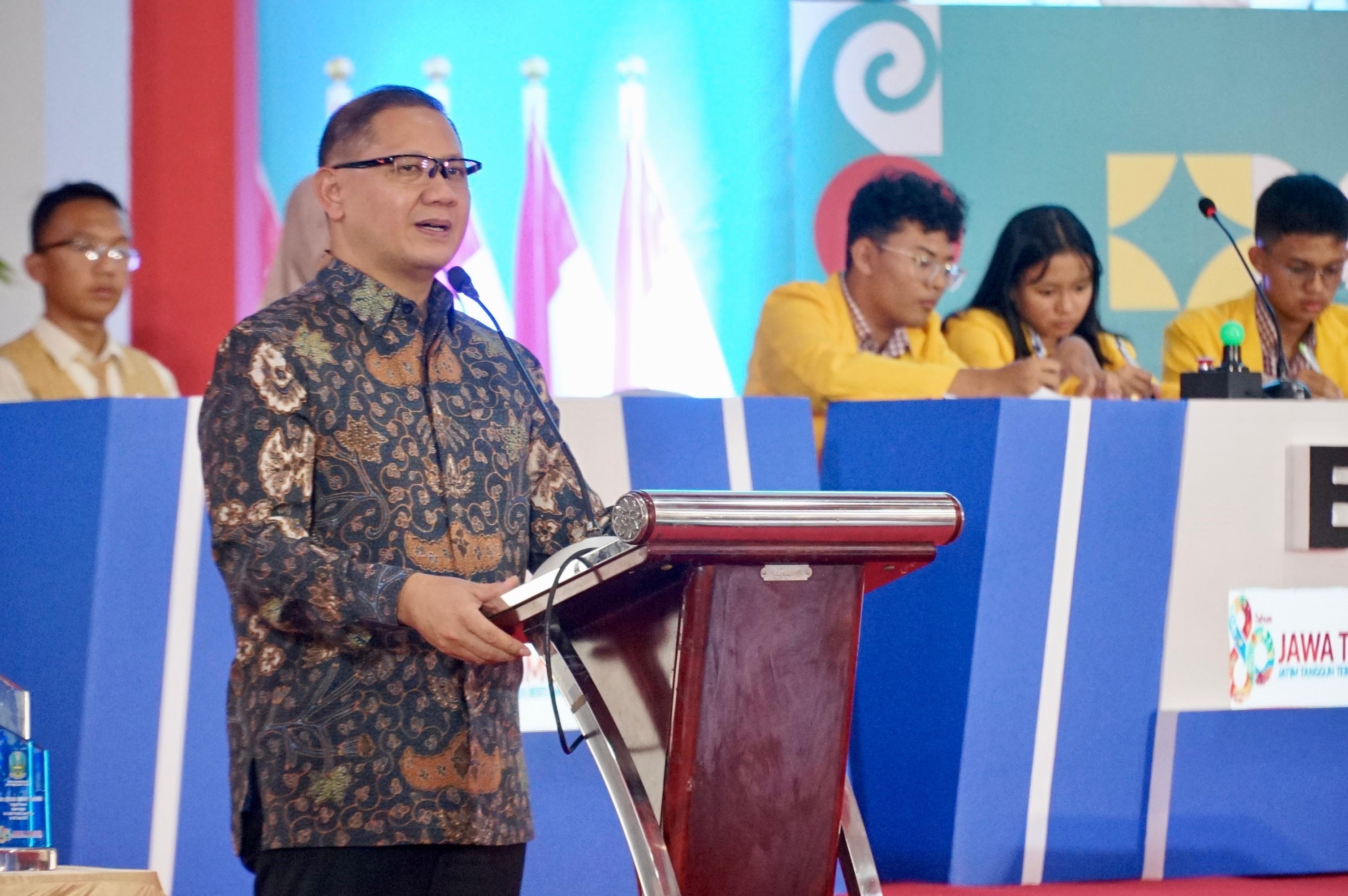 Kepala Dinas Pendidikan Jawa Timur Aries Agung Paewai saat sambutan dalam Final Cerdas Cermat Tingkat Sekolah Menengah Provinsi Jawa Timur Tahun 2025. (IST)