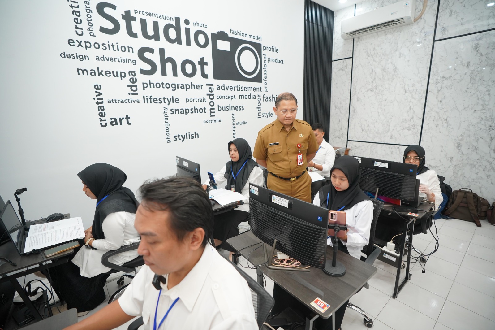 Kepala Dinas Pendidikan Jawa Timur Aries Agung Paewai saat sambutan dalam Final Cerdas Cermat Tingkat Sekolah Menengah Provinsi Jawa Timur Tahun 2025. (IST)