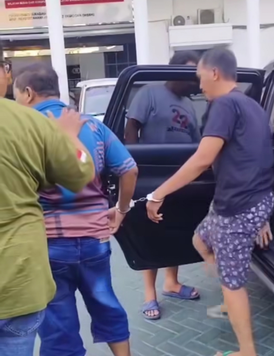 DIAMANKAN: Dua pelaku penggelapan mobil rental saat diamankan Unit Resmob Satreskrim Polrestabes Surabaya. (IST/RADAR SURABAYA)