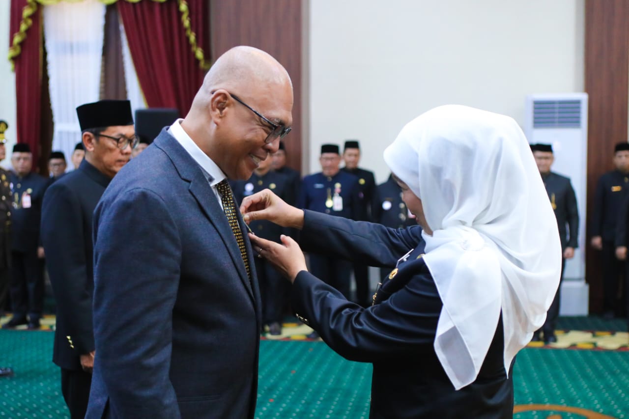 Gubernur Jawa Timur Khofifah Indar Parawansa menyematkan Lencana Jer Basuki Mawa Beya kepada Akhmad Munir.