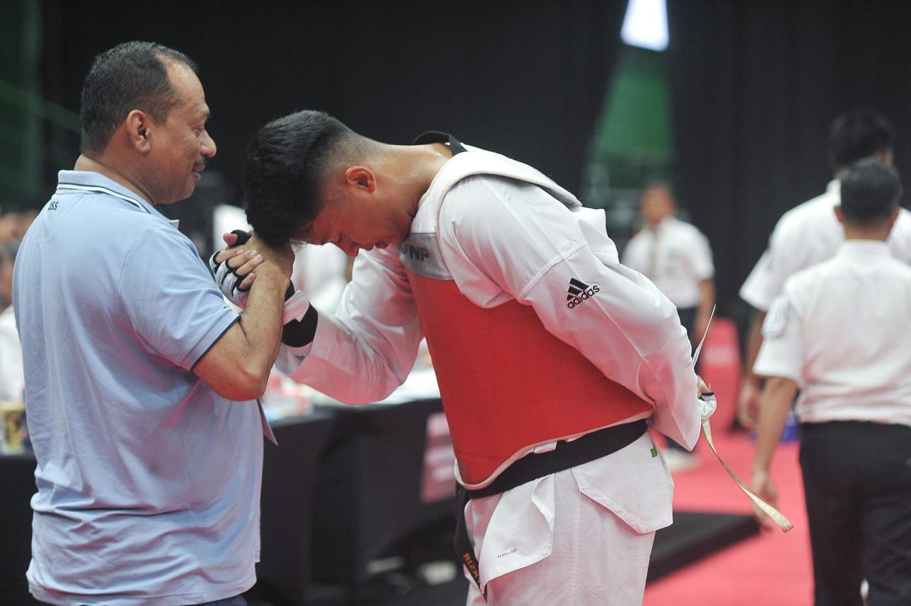 Rizki Anugrah Prasetyo mendapat ucapan selamat dari Ketua Umum KONI Jatim Muhammad Nabil.