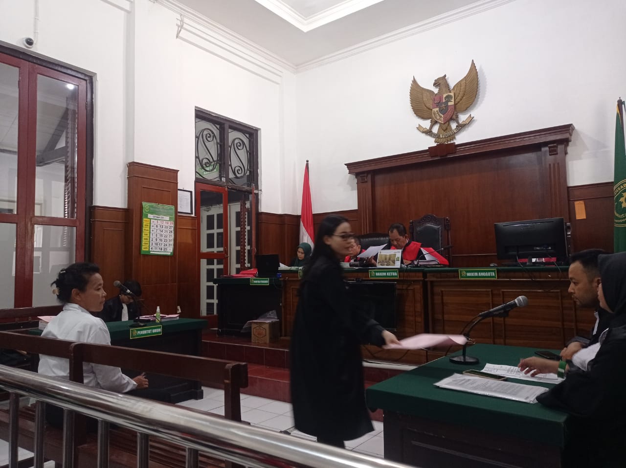 TANGGUNG JAWAB: Terdakwa saat menjalani sidang di PN Surabaya. Pengusaha ini diduga melakukan penggelapan barang titipan milik rekan bisnisnya senilai Rp 243 juta. (IST/RADAR SURABAYA)  &nbsp;