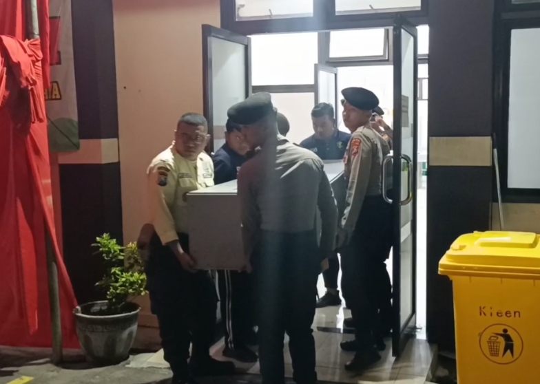DIIDENTIFIKASI: Dua jenazah santri Ponpes Al Khoziny Sidoarjo teridentifikasi. Keduanya warga Bangkalan, Madura. (M MAHRUS/RADAR SURABAYA)