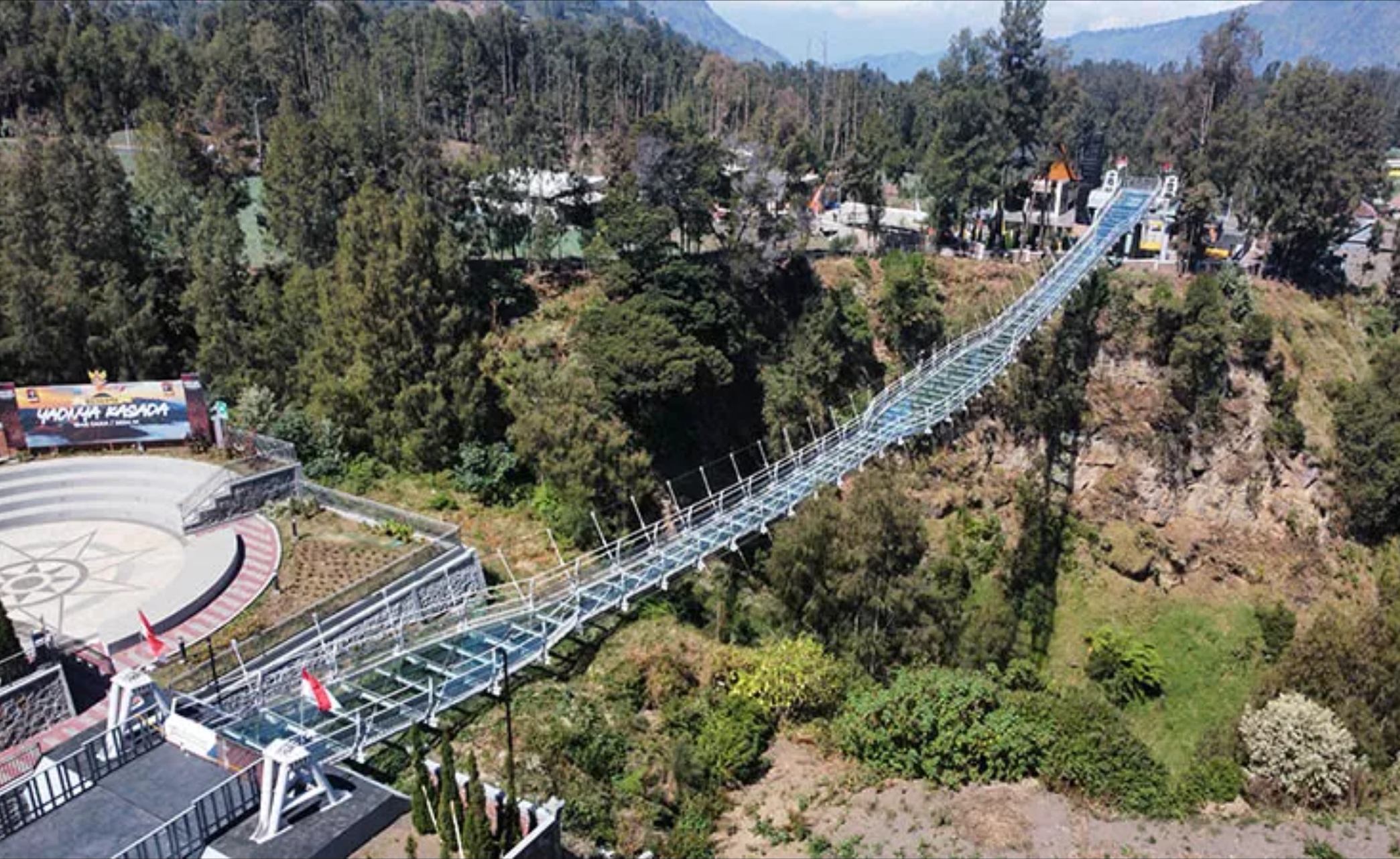 Jembatan kaca yang ada di kawasan wisata Gunung Bromo.