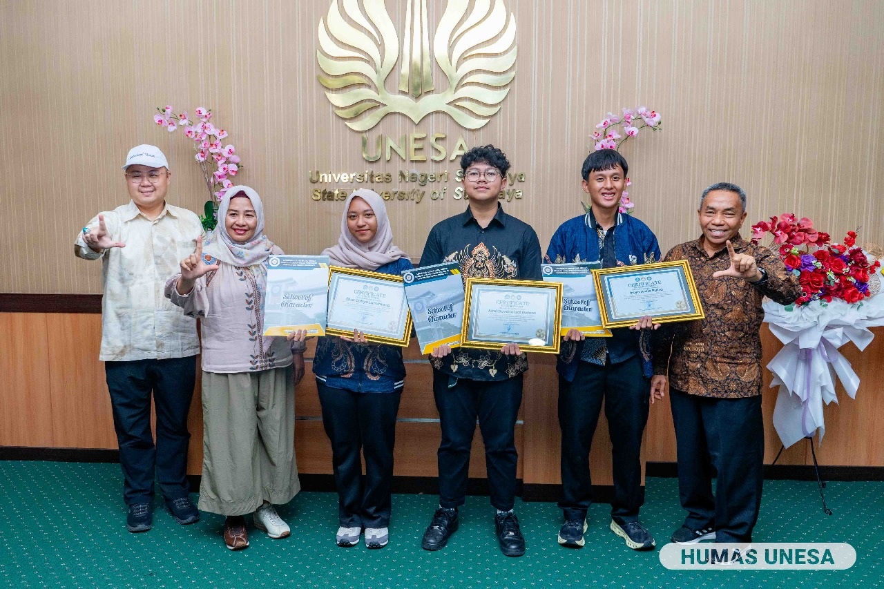 SELAMAT: Ketua Yayasan Labschool Unesa Dra. Endah Purnomowati Nurhasan, M.Pd dan Direktur Labschool Unesa Prof. Dr. Sujarwanto, M.Pd beserta siswa berprestasi dalam berbagai ajang lomba.