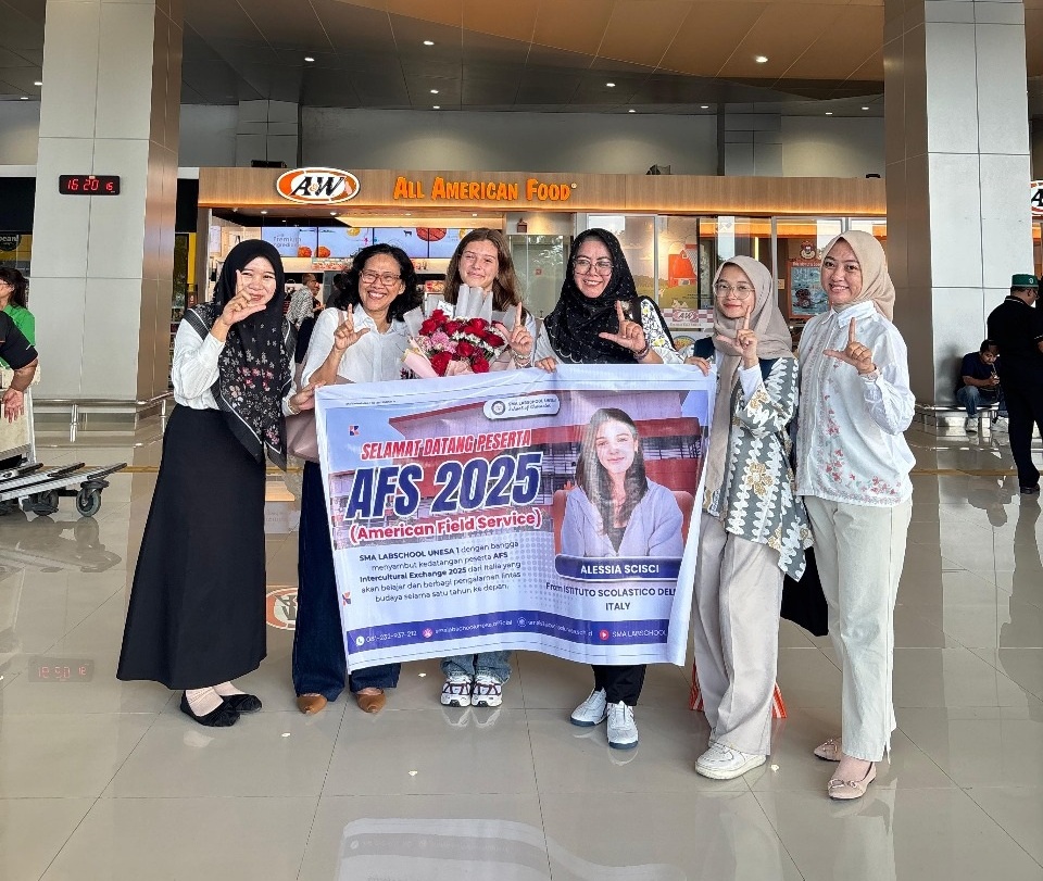 SELAMAT DATANG: Penjemputan siswi SMA Labschool Unesa 1 dari Italia.
