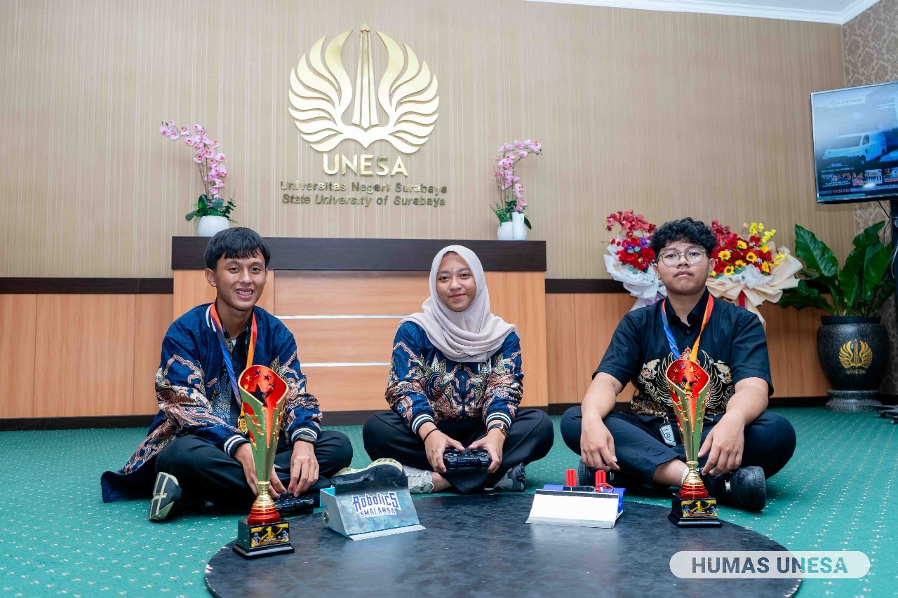 PRESTASI: Para siswa SMA Labschool Unesa 1 Surabaya berhasil memborong dua juara dalam 15th World Robotic for Peace, Students Conference and E-Sport Tournament di Kuala Lumpur Malaysia, 3-5 Oktober.