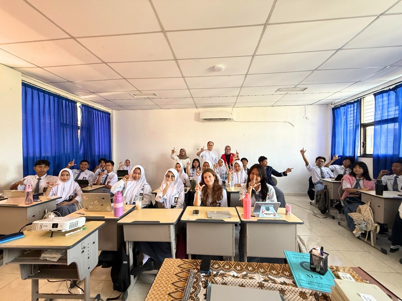 BAHAGIA: Siswi internasional dari Italia memulai sekolah hari pertama di kelas XI SMA Labschool Unesa1.
