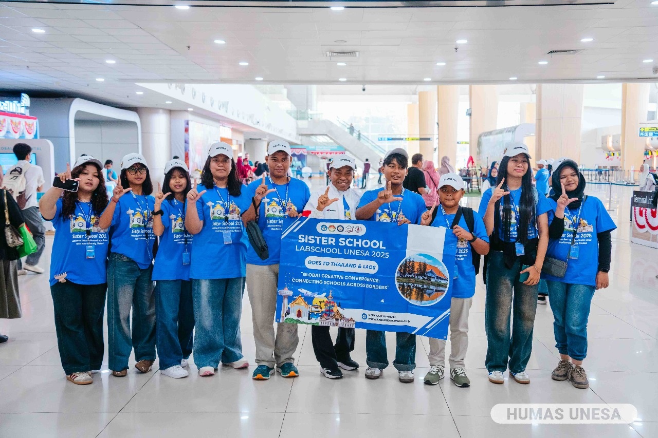 BERBURU ILMU: Peserta program sister school SMA Labschool Unesa foto bersama sebelum bertolak ke Thailand dan Laos.