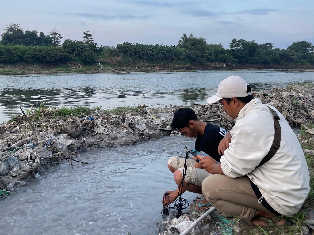 Ecoton saat melakukan pengujian sample air sungai Brantas yang banyak limbah dibuang oleh industri. (IST)