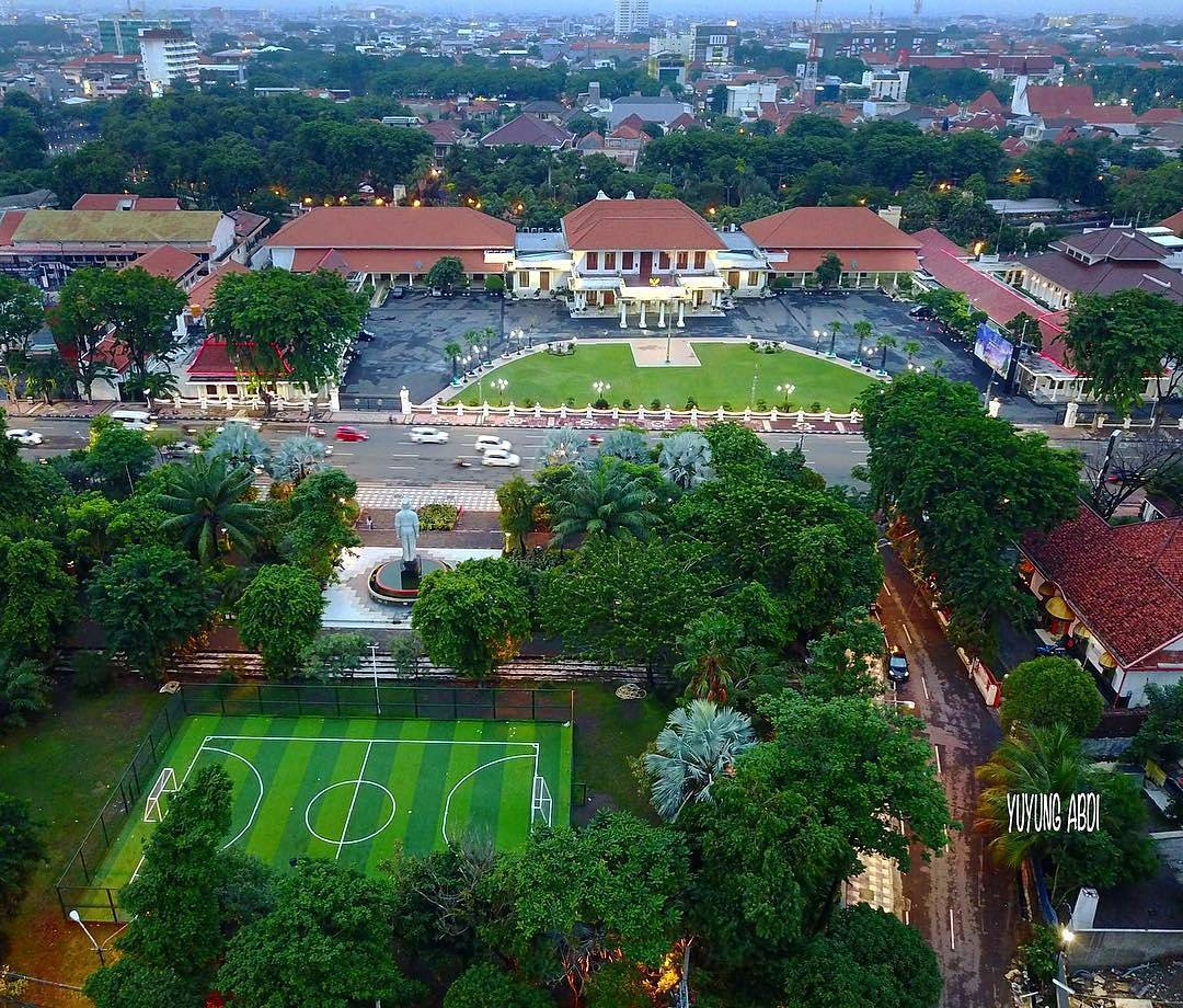 Gedung Negara Grahadi dan patung Gubernur Suryo menjadi dua simbol Jawa Timur.