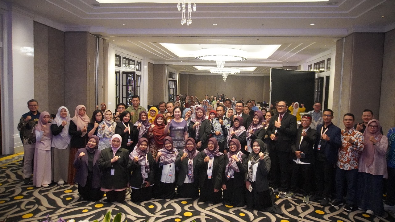 KOMPAK: Foto bersama Asst. Prof. Tassanee Juntiya, Ph.D., peserta, dan panitia. (ANAS/RADAR SURABAYA)