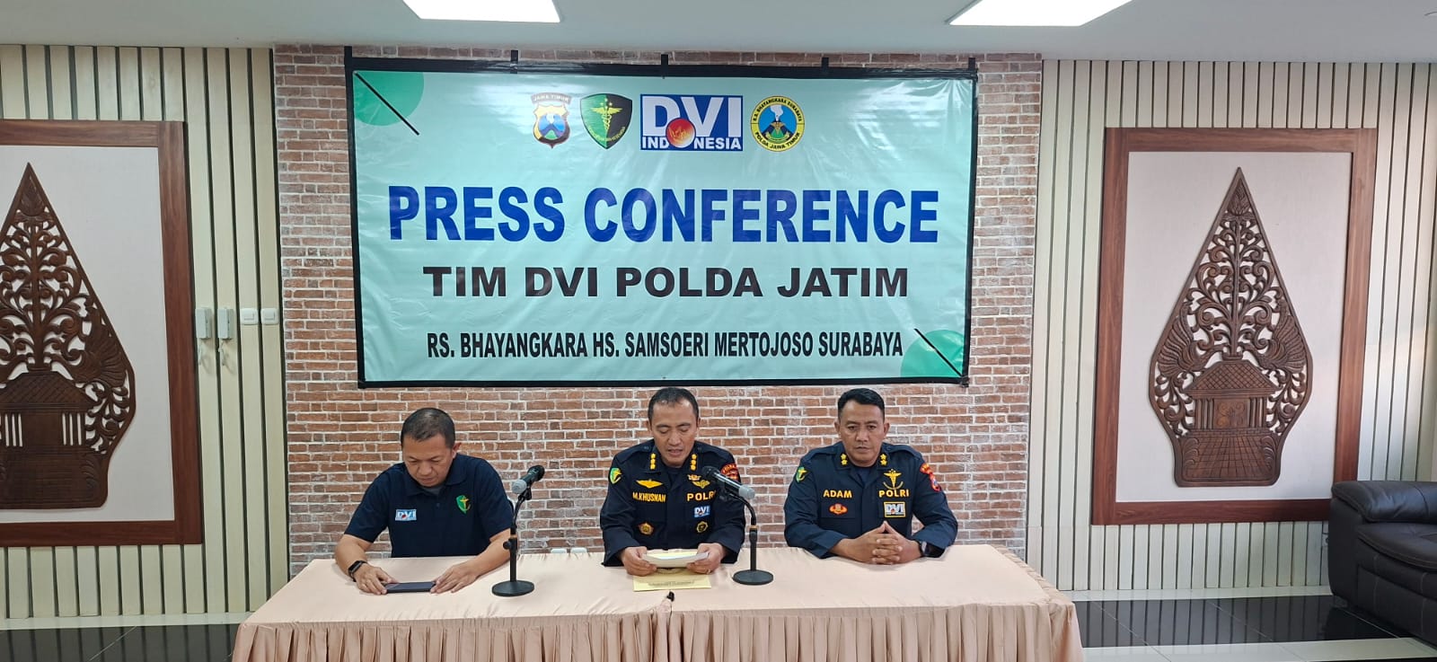 Kabiddokes Polda Jatim Kombes Pol Khusnan Marzuki menjelaskan bahwa Tim DVI Polda Jatim kembali berhasil mengidentifikasi jenazah korban ambruknya musala Al Khoziny Sidoarjo.