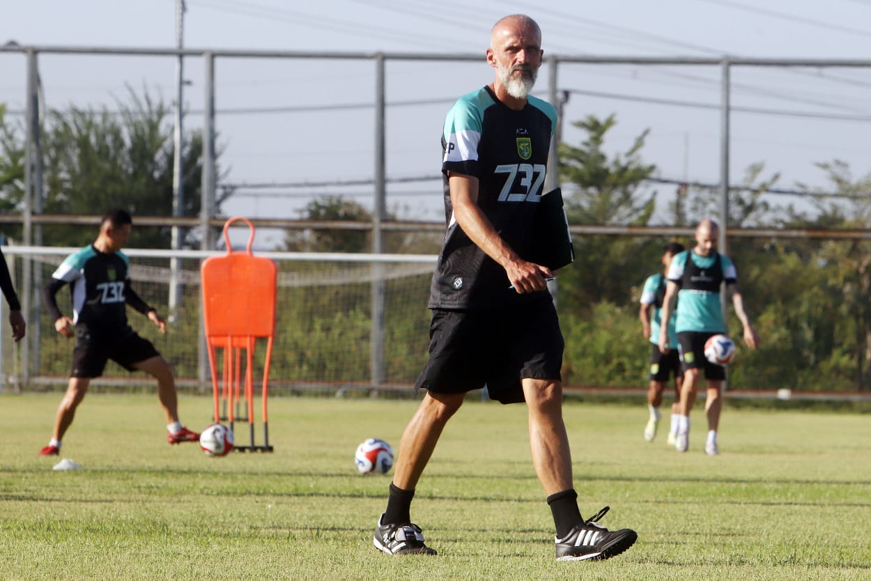 Eduardo Perez percaya Persebaya masih berproses untuk menjadi tim yang tangguh.