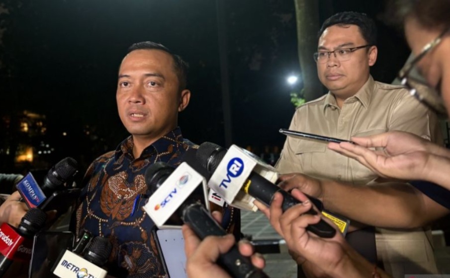 Menteri Sekretaris Negara (Mensesneg) Prasetyo Hadi (dua kanan), didampingi oleh Kepala Badan Komunikasi Pemerintah RI Angga Raka Prabowo (kanan), saat memberi keterangan, Minggu malam.