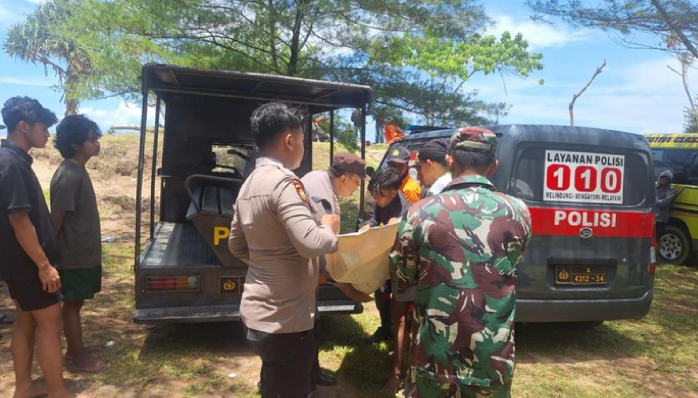 Petugas melakukan evakuasi salah satu korban dari Rombongan Karang Taruna Simolawang Surabaya yang terseret ombak di Pantai Modangan, Malang.