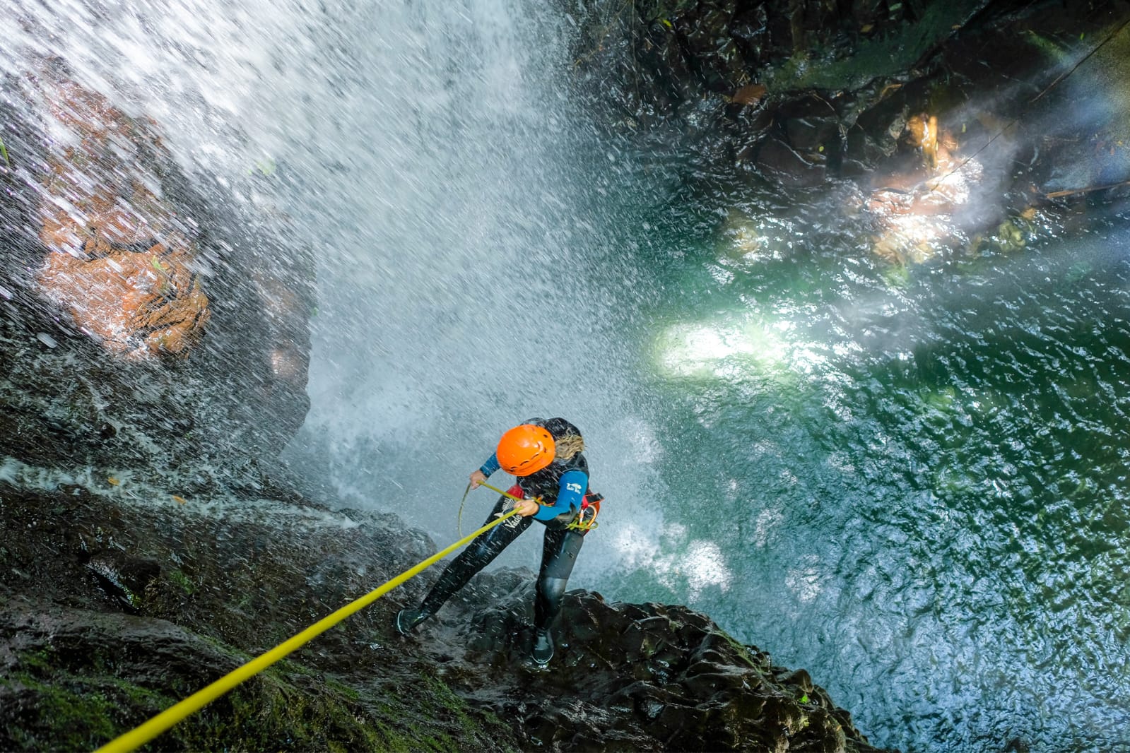 Olahraga ini menggabungkan beberapa elemen dari kegiatan alam seperti hiking dan panjat tebing, namun dengan fokus khusus menyusuri aliran sungai dan melewati rintangan alami di dalamnya.