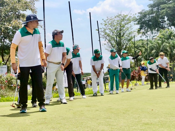 SEHAT: Ratusan peserta mengikuti Turnamen Golf Kadin Jawa Timur yang tahun ini kembali digelar dengan semangat baru.