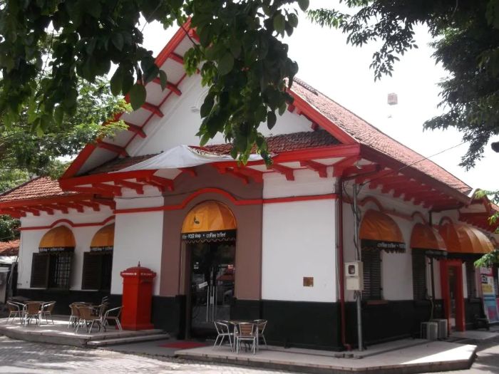 NOSTALGIA: Kantor Pos Simpang di Jalan Gubernur Suryo. Saat ini kantor pos tersebut masih berfungsi tapi Sebagian gedungnya menjadi kafe.