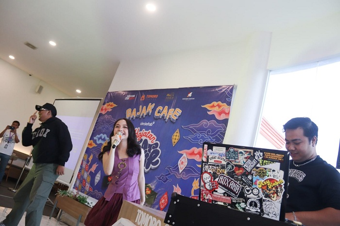 KARAOKE BERSAMA: Komunitas Sobat Ambyar di Surabaya gelar karaokean bersama dalam rangkaian acara Hajatan Sobat Ambyar di kafe Jalan Tambak Sari, Surabaya.