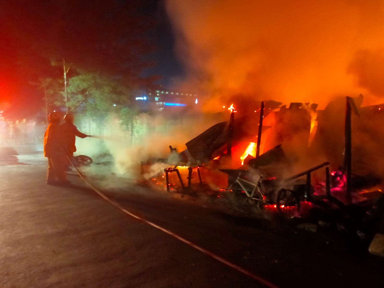 SIGAP: Petugas DPKP Surabaya saat memadamkan api yang membakar warung dan lahan kosong di Jalan Penjaringan Asri XVI, Surabaya, Senin (13/10) malam.