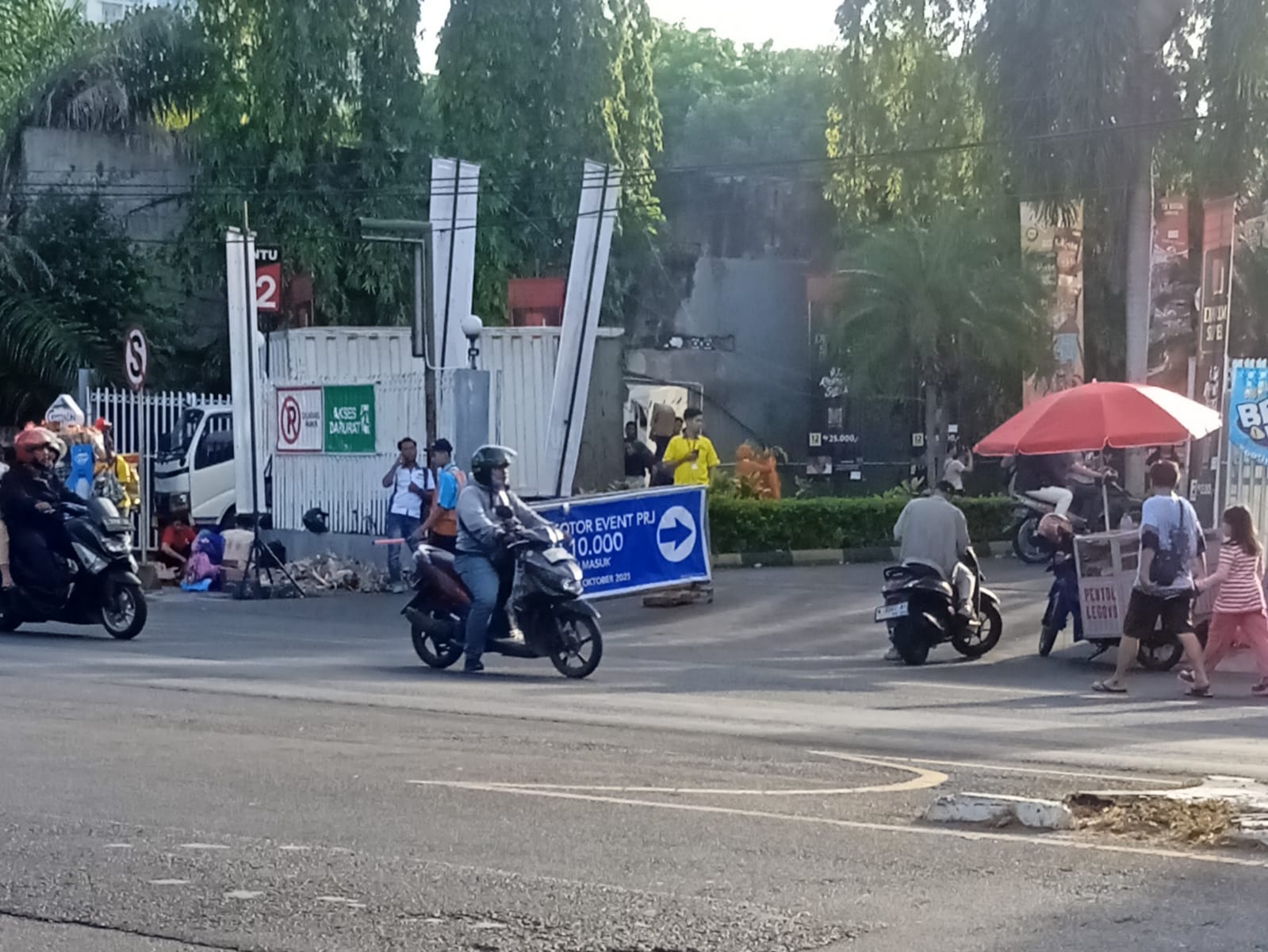 Tulisan parkir Rp 10.000 untuk sepeda motor di Grand City Surabaya selama penyelenggaraan PRJ yang berlangsung dari tanggal 9 hingga 19 Oktober 2025 di sisi Jalan Kusum Bangsa.