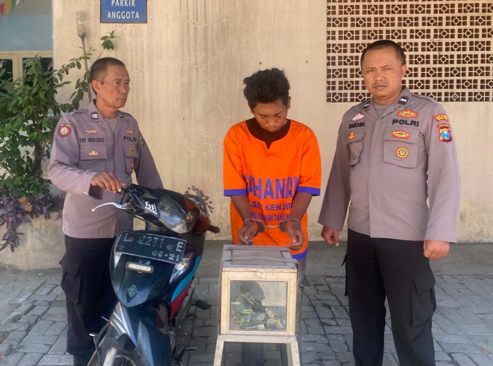 DIRINGKUS: Dua tersangka saat diamankan Polsek Kenjeran usai ketahuan mencuri kotak amal di musala Jalan Nambangan, Surabaya.(IST/RADAR SURABAYA)