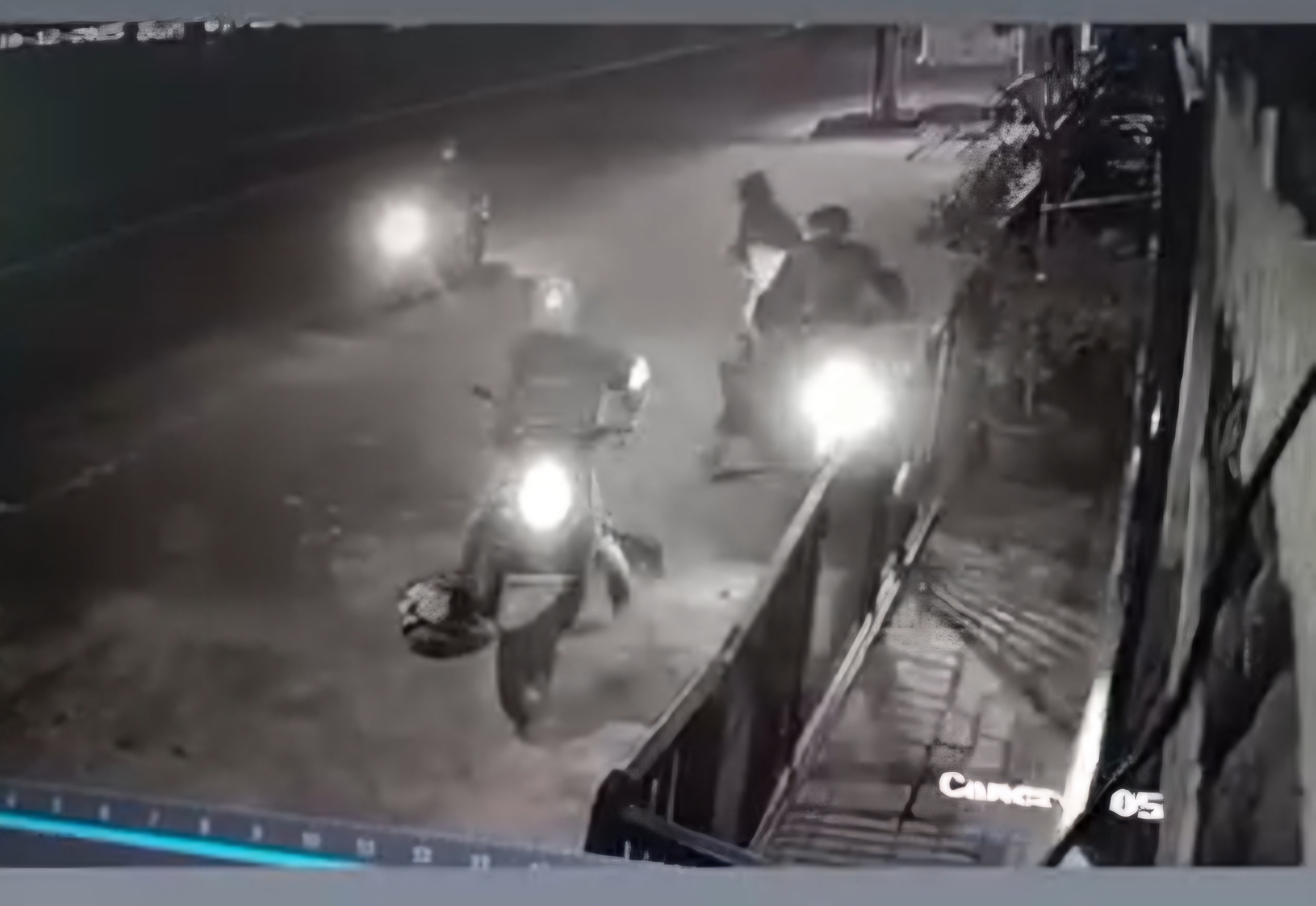 KETAHUAN: Pelaku perampasan motor di Jalan Lidah Wetan, Surabaya saat beraksi di lokasi dan terekam kamera cctv. (IST/RADAR SURABAYA)