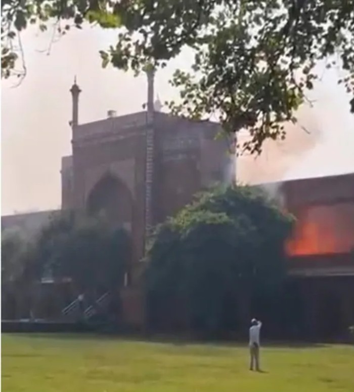 Terlihat kepulan asap dan kobaran api di gerbang selatan kompleks Taj Mahal.