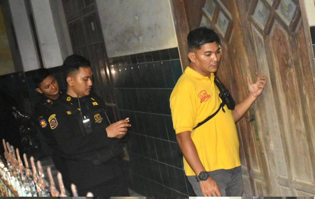 Petugas merazia rumah yang diduga jadi lokasi prostitusi di Moroseneng Surabaya. (IST)