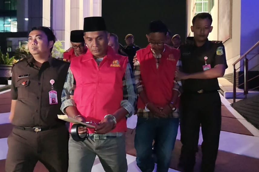DITAHAN: Empat orang ditetapkan tersangka oleh Kejati Jatim terkait kasus dugaan korupsi BSPS di Sumenep.(IST/RADAR SURABAYA)  &nbsp;