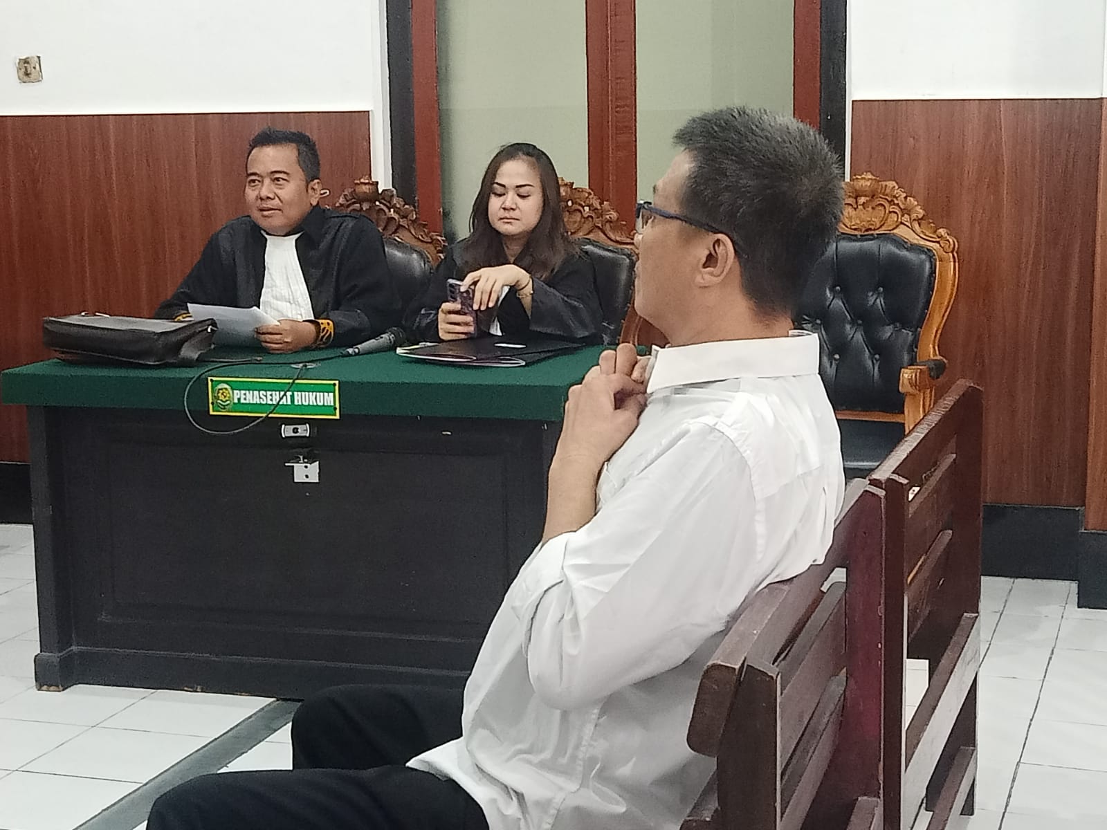 DISIDANG: Terdakwa saat menjalani sidang di PN Surabaya. Ia disidang karena menggoda pacar orang. (SURYANTO/RADAR SURABAYA)